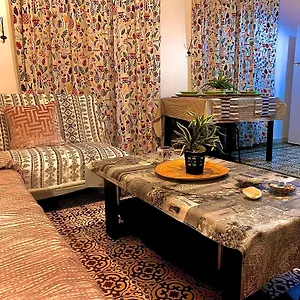 Apartamento Violeta With Cozy Balcony, Sevilla
